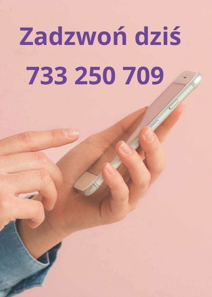 Dłoń trzymająca telefon komórkowy, numer telefonu: 733 250 709.
